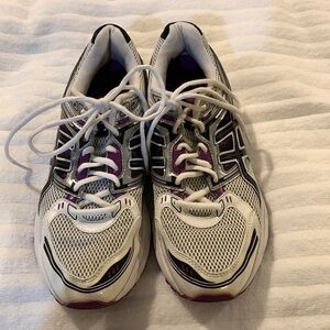 Asics Womens Gel Contend. Very minimal signs of wear. White, purple&gray. Sz 11.